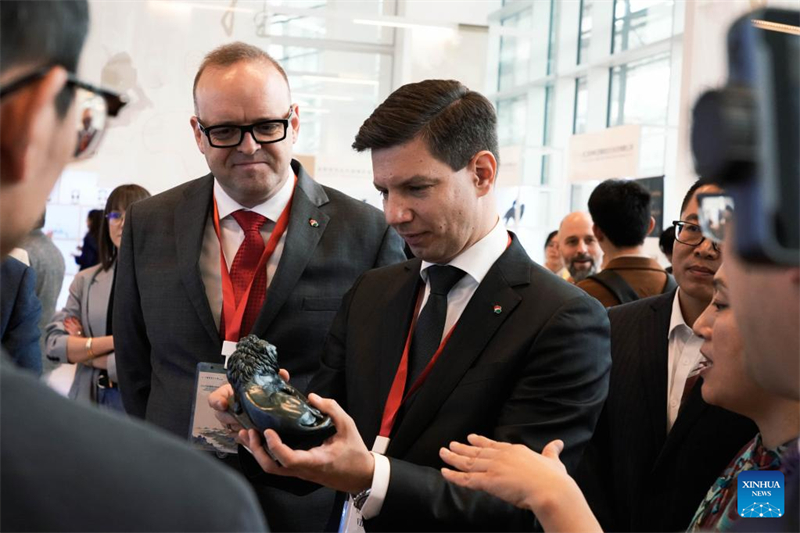 Ο Διευθ?νων Σ?μβουλο? τη? Visit Hungary, ?λιβερ Τσ?ντε? (Oliver Csendes) (Κ?ντρο), παρευρ?σκεται στην Εβδομ?δα Τουρισμο? και Πολιτισμο? τη? Κ?να?, Βουδαπ?στη 2025 στη Βουδαπ?στη τη? Ουγγαρ?α? στι? 23 Μα?ου του 2025. (Φωτογραφ?α / Xinhua)