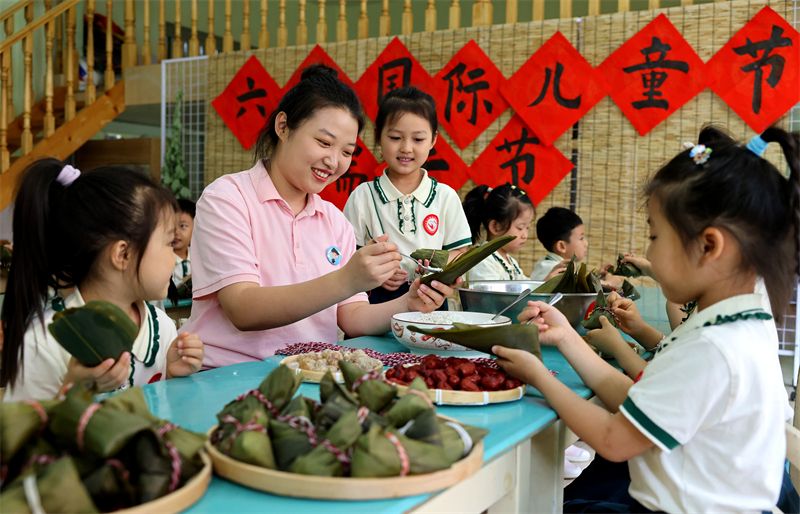 Επαρχ?α Σαντ?νγκ: Χαριτωμ?να παιδι? καλωσορ?ζουν το ?Διπλ? Φεστιβ?λ?