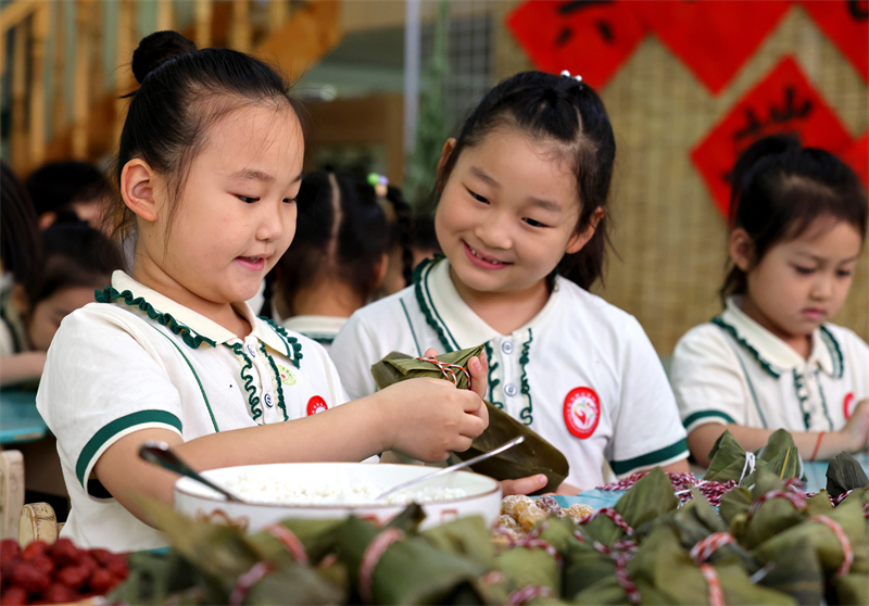 Επαρχ?α Σαντ?νγκ: Χαριτωμ?να παιδι? καλωσορ?ζουν το ?Διπλ? Φεστιβ?λ?