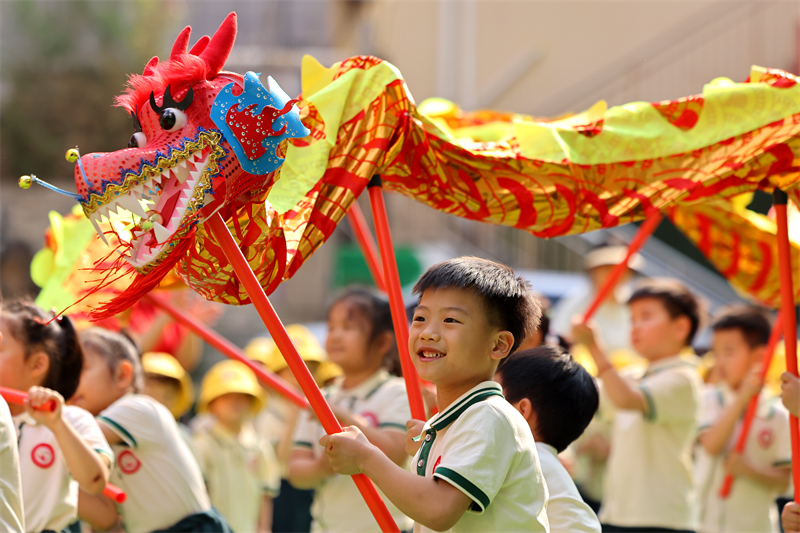 Επαρχ?α Σαντ?νγκ: Χαριτωμ?να παιδι? καλωσορ?ζουν το ?Διπλ? Φεστιβ?λ?