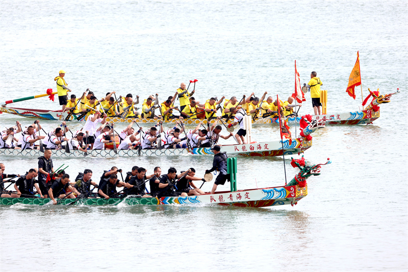 Επαρχ?α Φουτζι?ν: Αγ?νε? με β?ρκε? σε σχ?μα δρ?κου στη θ?λασσα