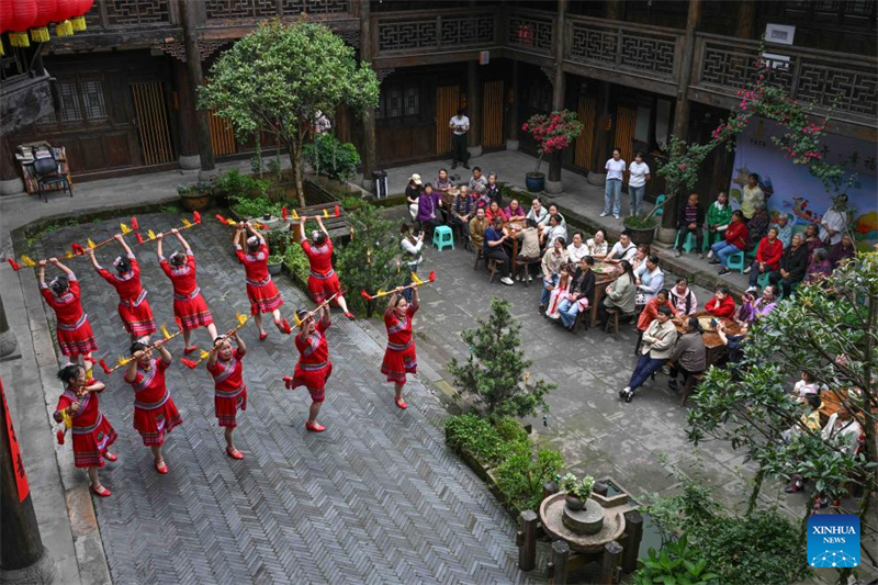 Διεθνε?? φοιτητ?? παρακολουθο?ν μια πολιτιστικ? δραστηρι?τητα εν?ψει του Φεστιβ?λ Ντουανγο? στην π?λη Τσονγκτσ?νγκ