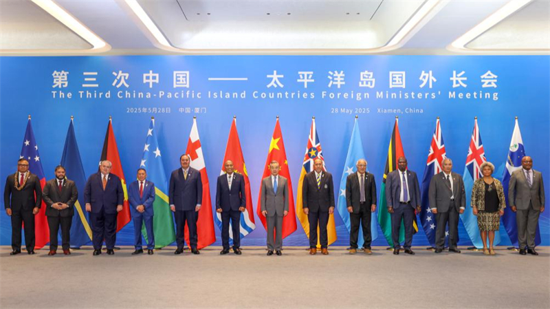 Ο Κιν?ζο? Υπουργ?? Εξωτερικ?ν Γου?νγκ Γι, επ?ση? μ?λο? του Πολιτικο? Γραφε?ου τη? Κεντρικ?? Επιτροπ?? του Κομμουνιστικο? Κ?μματο? τη? Κ?να?, συνδιοργαν?νει την Τρ?τη Συν?ντηση Υπουργ?ν Εξωτερικ?ν Κ?να?-Νησιωτικ?ν Χωρ?ν του Ειρηνικο? με τον Πρ?εδρο και Υπουργ? Εξωτερικ?ν του Κιριμπ?τι Ταν?τι Μααμ?ου στο Σιαμ?ν, στην επαρχ?α Φουτζι?ν τη? νοτιοανατολικ?? Κ?να?, στι? 28 Μα?ου 2025. (Φωτογραφ?α / Xinhua)