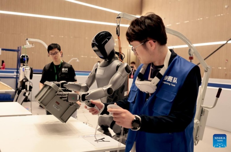 Ρομπ?τ συμμετ?χει σε διαγωνισμ? χειρισμο? κιβωτ?ων τροφοδοσ?α?