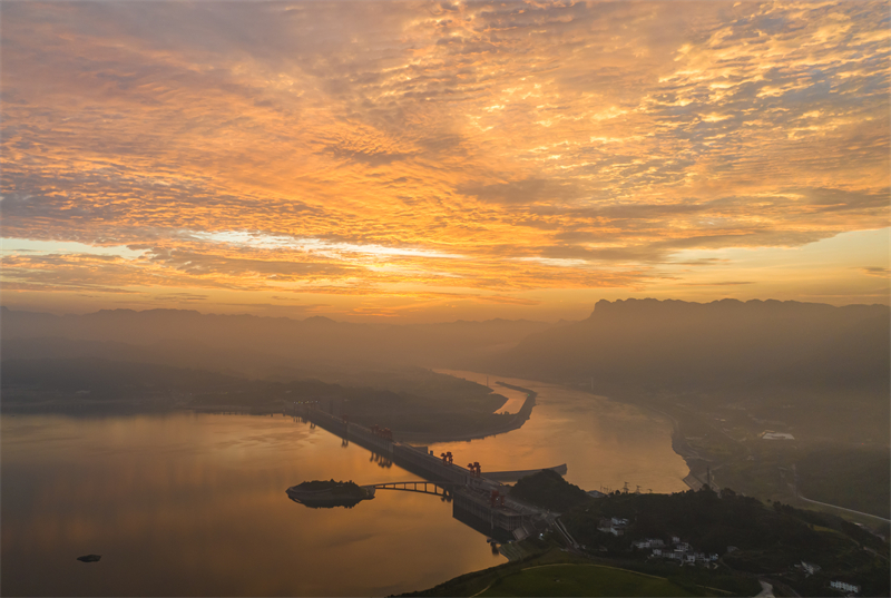 Επαρχ?α Χουμπ??: Η ?μορφη Αυγ? Π?νω απ? τo Φρ?γμα των Τρι?ν Φαραγγι?ν