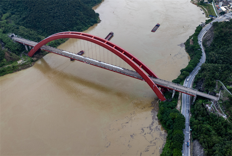 Επαρχ?α Γκουανγκντ?νγκ: Πολυσ?χναστε? μεταφορ?? στην Χρυσ? Υδ?τινη Οδ? του Ποταμο? Tζου