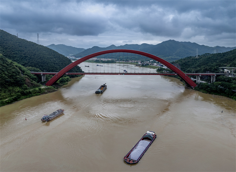 Επαρχ?α Γκουανγκντ?νγκ: Πολυσ?χναστε? μεταφορ?? στην Χρυσ? Υδ?τινη Οδ? του Ποταμο? Tζου