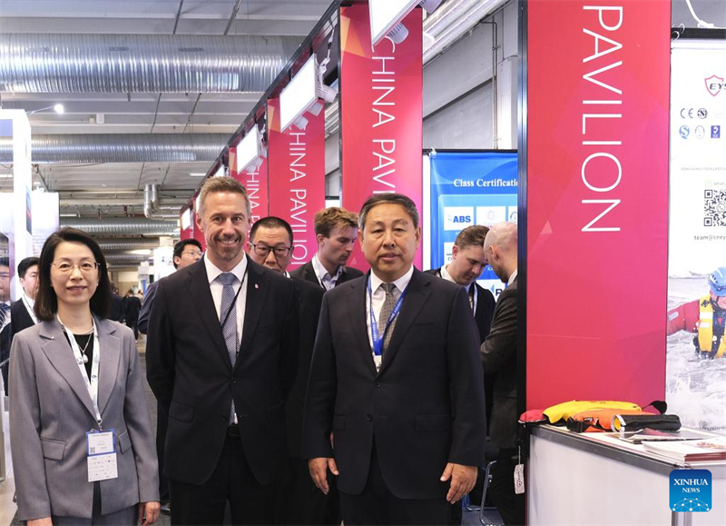 Ο ?βεν Τρονστ?ντ Σαγκεμπ?κεν (Even Tronstad Sagebakken), (2ο? αριστερ?, μπροστ?), υφυπουργ?? στο Υπουργε?ο Εμπορ?ου, Βιομηχαν?α? και Αλιε?α? τη? Νορβηγ?α?, περιηγε?ται στο Κινεζικ? Περ?πτερο τη? ?κθεση? Nor-Shipping 2025, στο Λ?λεστρομ τη? Νορβηγ?α?, στι? 3 Ιουν?ου του 2025. (Φωτογραφ?α / Xinhua)