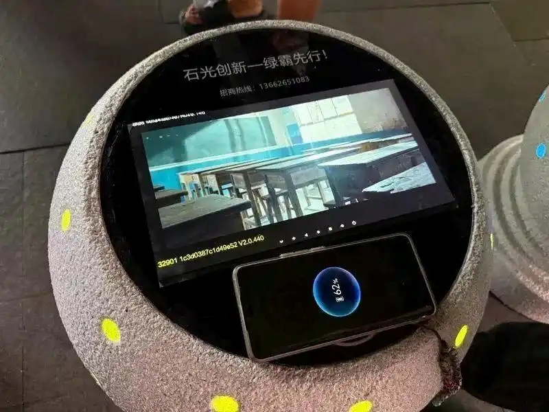 Πολ?τε? φορτ?ζουν τα κινητ? του? τηλ?φωνα μ?σω ?ξυπνων π?τρινων στρογγυλ?ν κολωνακ?ων στην περιοχ? Λονγκχου?, τη? π?λη? Σεντζ?ν, στην επαρχ?α Γκουανγκντ?νγκ στην ν?τια Κ?να. (Φωτογραφ?α απ? διαδικτυακ? πηγ?)