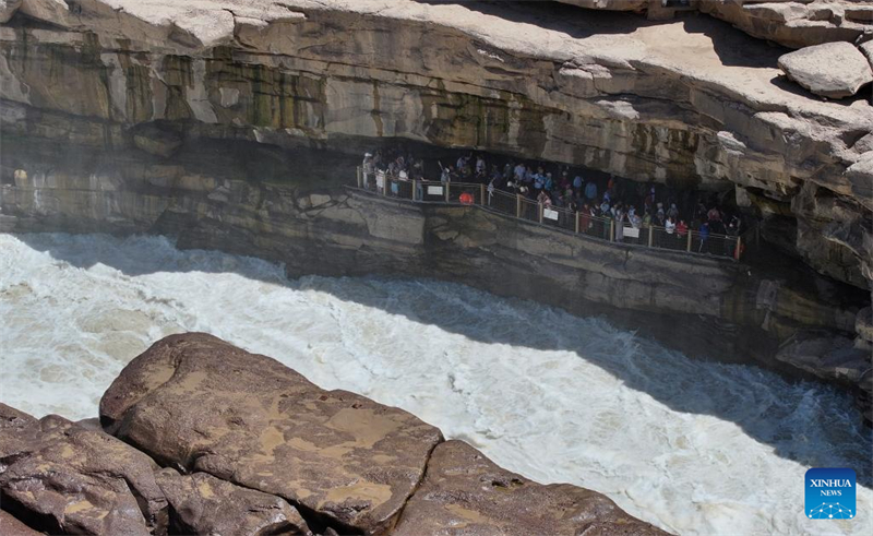 Τουρ?στε? επισκ?πτονται τον καταρρ?κτη Χουκ?ου στον Κ?τρινο Ποταμ?