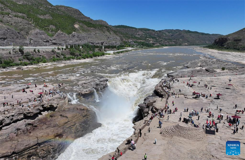 Τουρ?στε? επισκ?πτονται τον καταρρ?κτη Χουκ?ου στον Κ?τρινο Ποταμ?