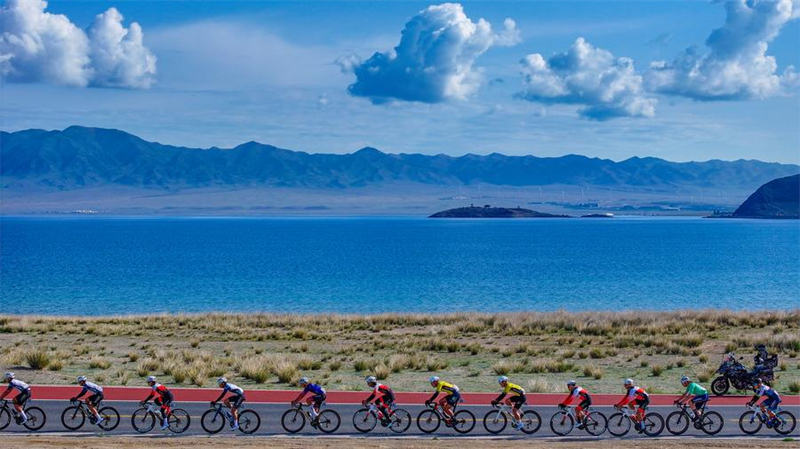 Ποδηλ?τε? στην π?μπτη διαδρομ? του Γ?ρου τη? Λ?μνη? Σα?ρ?μ στην Αυτ?νομη Νομαρχ?α Μογγολ?α? Μπορτ?λα (Bortala), στην Αυτ?νομη Περιφ?ρεια των Ουιγο?ρων τη? επαρχ?α? Σιντζι?νγκ, στι? 4 Ιουν?ου του 2025. (Φωτογραφ?α / Xinhua)