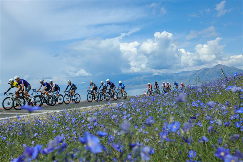Ποδηλ?τε? στην π?μπτη διαδρομ? του Γ?ρου τη? Λ?μνη? Σα?ρ?μ στην Αυτ?νομη Νομαρχ?α Μογγολ?α? Μπορτ?λα (Bortala), στην Αυτ?νομη Περιφ?ρεια των Ουιγο?ρων τη? επαρχ?α? Σιντζι?νγκ, στι? 4 Ιουν?ου του 2025. (Φωτογραφ?α / Xinhua)