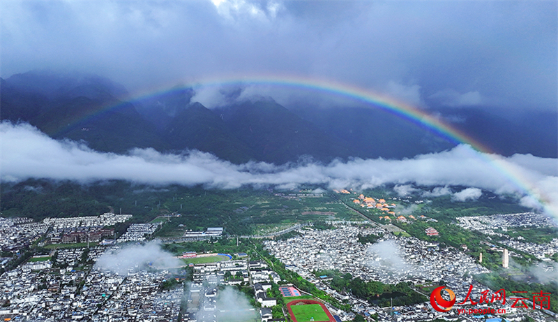 Ομ?χλη και ουρ?νιο τ?ξο εμφαν?ζονται π?νω απ? το βουν? Τσανγκσ?ν μετ? τη βροχ?. (Φωτογραφ?α / Λα?κ? Καθημεριν? Online)