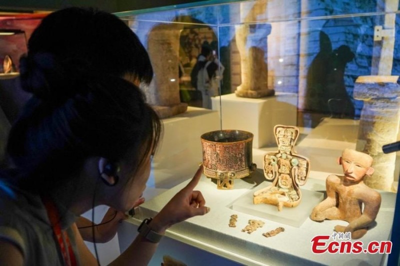 ?κθεση με θ?μα του? Μ?για, το Σ?ιμπα και το Σ?μπαν στο Χεν?ν