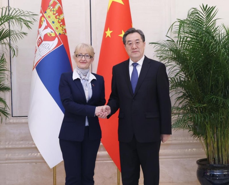 Ο Κιν?ζο? Αντιπρ?εδρο? τη? Κυβ?ρνηση? Ντινγκ Σιουεσι?νγκ συναντ?ται με την Αντιπρ?εδρο τη? Εθνοσυν?λευση? τη? Σερβ?α? Μαρ?να Ραγκο?? στην π?λη Τσενγκντο?, στι? 10 Ιουν?ου του 2025. (Φωτογραφ?α/Xinhua)