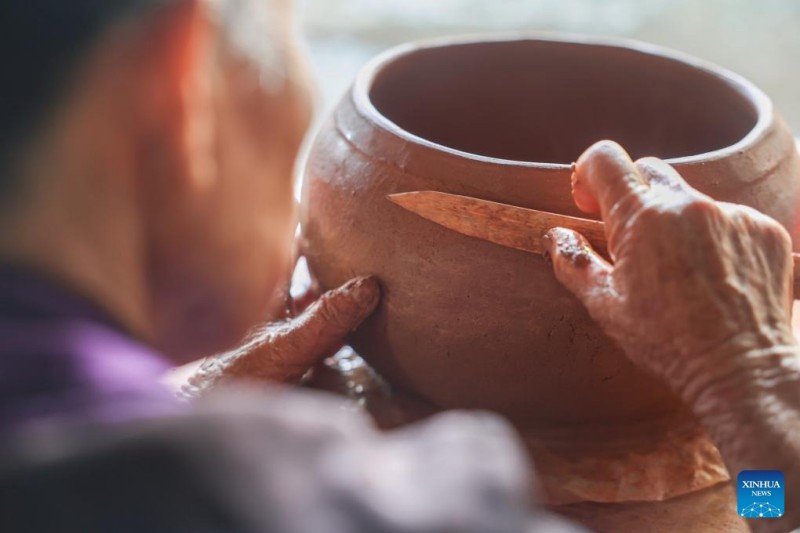 Κ?τοικο? του χωριο? κατασκευ?ζει ?να κεραμικ? ?ργο τη? εθνοτικ?? ομ?δα? Λι σε ?ναν συνεταιρισμ? κεραμικ?? στο χωρι? Χ??του τη? π?λη? Σ?νγια, τη? επαρχ?α? Χα?ν?ν στην ν?τια Κ?να, στι? 9 Ιουν?ου του 2025.