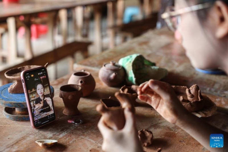Το χωρι? Χ?ιτου τη? Ν?τια? Κ?να? ιδρ?ει συνεταιρισμ? για την προ?θηση τη? κεραμικ?? τη? εθνοτικ?? ομ?δα? Λι