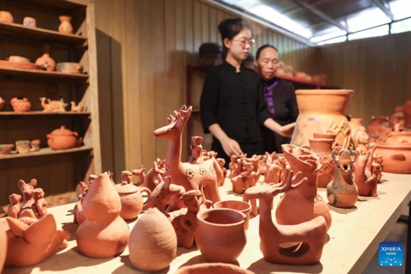 Το χωρι? Χ?ιτου τη? Ν?τια? Κ?να? ιδρ?ει συνεταιρισμ? για την προ?θηση τη? κεραμικ?? τη? εθνοτικ?? ομ?δα? Λι