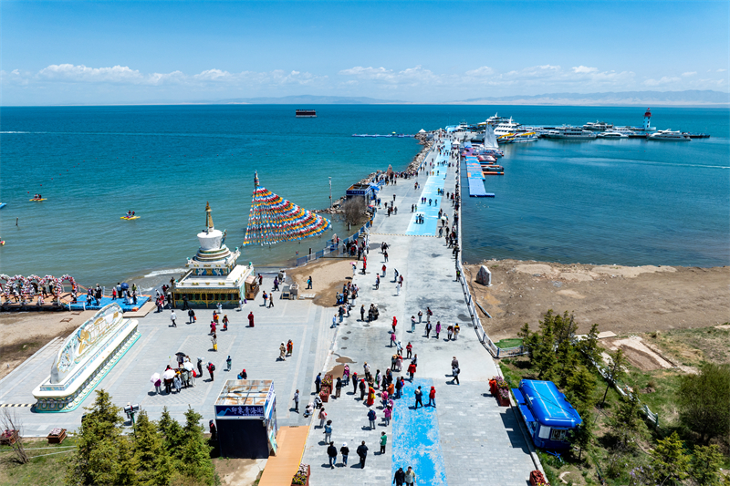 Επαρχ?α Τσινγκχ??: Το ?μορφο τοπ?ο τη? λ?μνη? Τσινγκχ?? προσελκ?ει επισκ?πτε?