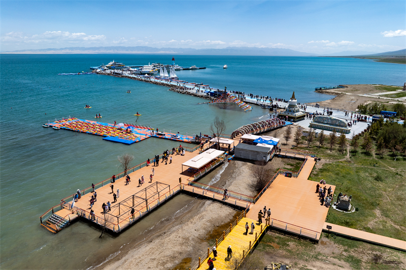 Επαρχ?α Τσινγκχ??: Το ?μορφο τοπ?ο τη? λ?μνη? Τσινγκχ?? προσελκ?ει επισκ?πτε?