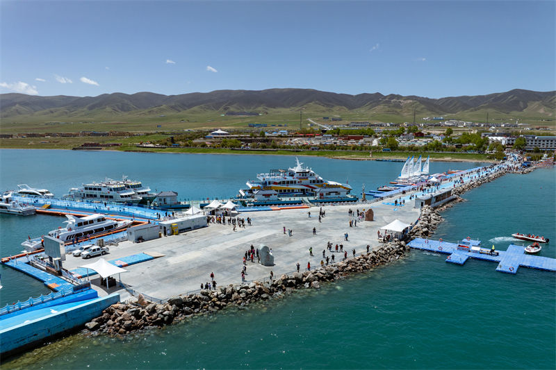 Επαρχ?α Τσινγκχ??: Το ?μορφο τοπ?ο τη? λ?μνη? Τσινγκχ?? προσελκ?ει επισκ?πτε?