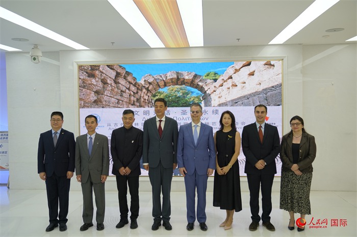 Στι? 13 Ιουν?ου, εκπρ?σωποι απ? δι?φορου? τομε?? τη? Κ?να? και τη? Ελλ?δα? ποζ?ρουν για φωτογραφ?α κατ? την τελετ? ?ναρξη? τη? ?κθεση? για το Ολυμπιακ? Πνε?μα τη? Ελλ?δα?.