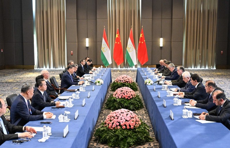 Ο Πρ?εδρο? Σι καλε? την Κ?να και το Τατζικιστ?ν να επεκτε?νουν την κλ?μακα του διμερο?? εμπορ?ου και των επενδ?σεων