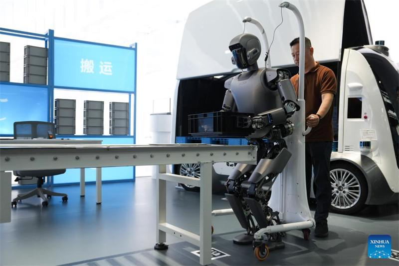 Οι βιομηχαν?ε? που σχετ?ζονται με τα ρομπ?τ γνωρ?ζουν ?νθηση στο Πεκ?νο