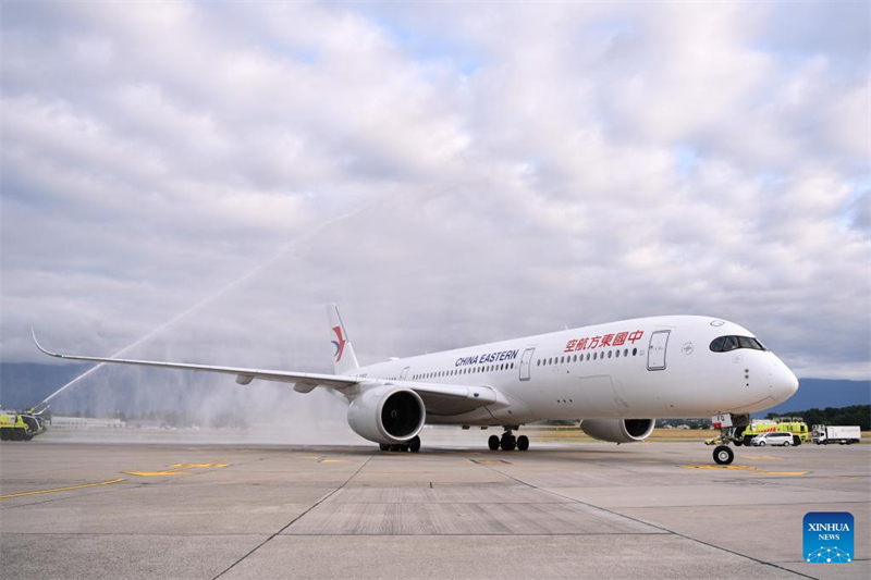 Η εναρκτ?ρια απευθε?α? πτ?ση τη? China Eastern Airlines που συνδ?ει τη Σαγκ?η με τη Γενε?η χαιρετ?ζεται με ?ναν εθιμοτυπικ? χαιρετισμ? με αψ?δα νερο? στη Γενε?η τη? Ελβετ?α?, στι? 16 Ιουν?ου του 2025. (Φωτογραφ?α / Xinhua)