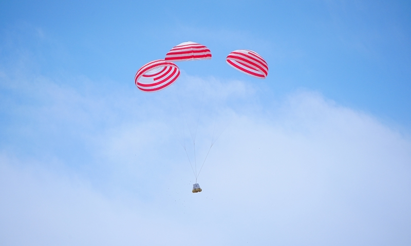 Αυτ? η φωτογραφ?α που τραβ?χτηκε στι? 17 Ιουν?ου του 2025 δε?χνει μια σκην? κατ? τη δι?ρκεια μια? δοκιμαστικ?? πτ?ση? διαφυγ?? στο επανδρωμ?νο διαστημικ? σκ?φο? ν?α? γενι?? Μενγκτζ?ου τη? Κ?να? σε υψ?μετρο μηδ?ν στη βορειοδυτικ? Κ?να. [Φωτογραφ?α/Xinhua]