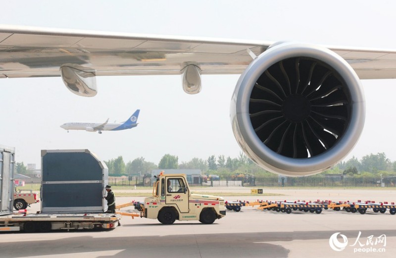 Φορτ?α που περιμ?νουν να μεταφερθο?ν στην περιοχ? φ?ρτωση? και εκφ?ρτωση? του αεροδρομ?ου