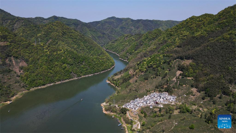 Αεροφωτογραφ?α απ? μη επανδρωμ?νο αεροσκ?φο? δε?χνει μια ?ποψη του χωριο? Χοουκ?νγκ τη? π?λη? Χουανγκσ?ν, στην επαρχ?α Ανχου?ι, στι? 15 Απριλ?ου του 2025.  (Φωτογραφ?α / Xinhua)