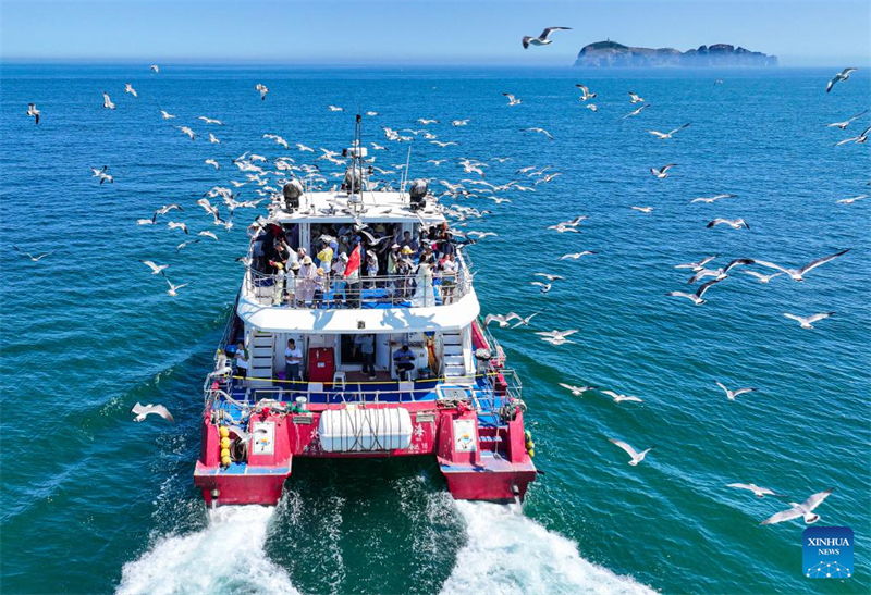 Οι τουρ?στε? απολαμβ?νουν το καλοκα?ρι σε ?λη την Κ?να