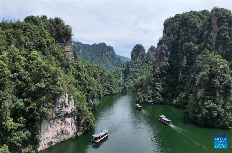 Οι τουρ?στε? απολαμβ?νουν το καλοκα?ρι σε ?λη την Κ?να