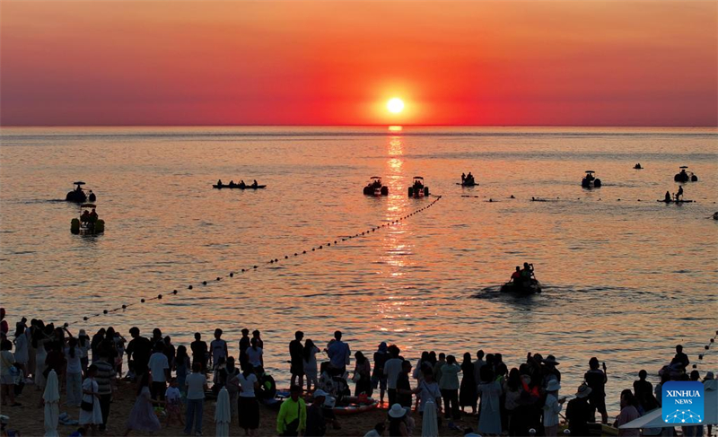 Οι τουρ?στε? απολαμβ?νουν το καλοκα?ρι σε ?λη την Κ?να