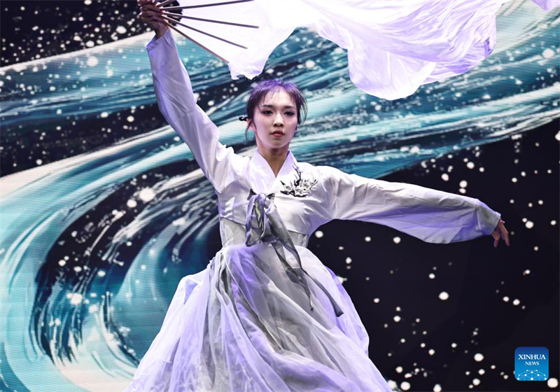 Αυτ? η φωτογραφ?α που τραβ?χτηκε στι? 24 Ιουν?ου του 2025 δε?χνει μια σκην? απ? ?να παραδοσιακ? κινεζικ? χορευτικ? σ?ου στο θ?ατρο του Π?ργου του ?ιφελ στο Παρ?σι. (Φωτογραφ?α / Xinhua)