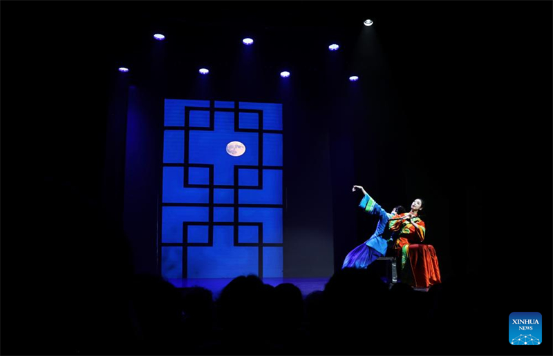 Παραδοσιακ? κινεζικ? χορευτικ? σ?ου στο Παρ?σι