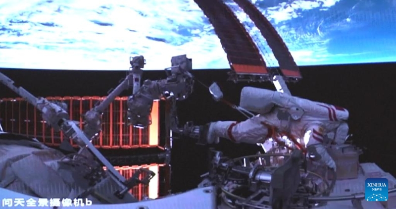 Αυτ? η εικ?να οθ?νη? που τραβ?χτηκε στο Κ?ντρο Ελ?γχου Αεροδιαστημικ?? του Πεκ?νου στι? 26 Ιουν?ου του 2025 δε?χνει τον αστρονα?τη του Shenzhou-20, Τσεν Τζονγκρου?ι, να εκτελε? εξωοχηματικ?? δραστηρι?τητε? ?ξω απ? τον διαστημικ? σταθμ? τη? Κ?να? σε τροχι?. (Φωτογραφ?α / Xinhua)