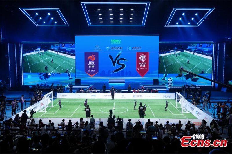 Ρομπ?τ απ? το Πανεπιστ?μιο Tsinghua και το Πανεπιστ?μιο Επιστ?μη? και Τεχνολογ?α? Πληροφορικ?? του Πεκ?νου ανταγων?ζονται κατ? τη δι?ρκεια εν?? αγ?να ποδοσφα?ρου ρομπ?τ με τεχνητ? νοημοσ?νη στο Πεκ?νο, 28 Ιουν?ου 2025. (Φωτογραφ?α / China News Service)