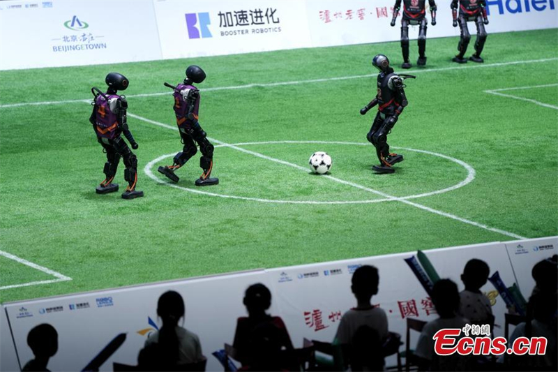 Πρ?το? ποδοσφαιρικ?? αγ?να? ρομπ?τ 3v3 AI στην Κ?να