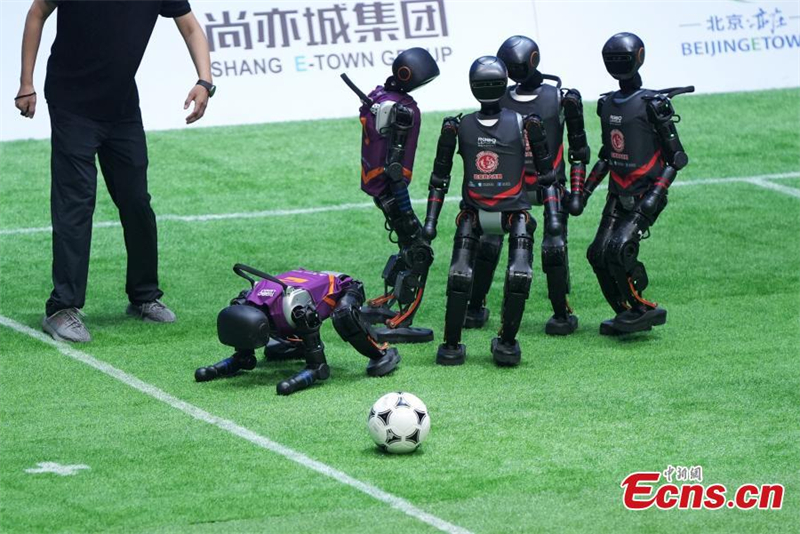Πρ?το? ποδοσφαιρικ?? αγ?να? ρομπ?τ 3v3 AI στην Κ?να
