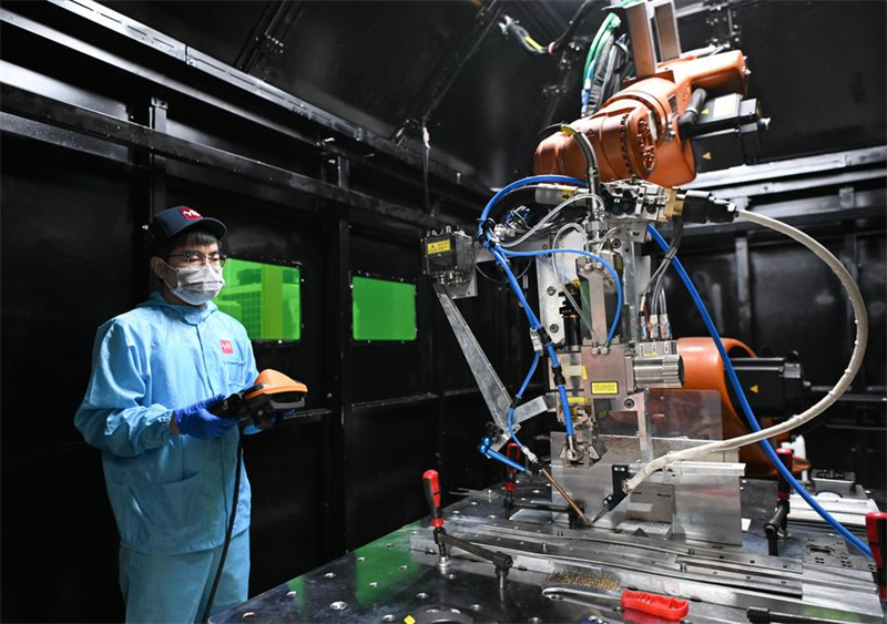 Μ?λη του προσωπικο? χειρ?ζονται τον εξοπλισμ? στην εταιρε?α Guangdong Lyric Robot Automation Co., Ltd. τη? π?λη? Χουε?τζ?ου, στην επαρχ?α Γκουανγκντ?νγκ, στι? 27 Ιουν?ου του 2025. (Φωτογραφ?α / Xinhua)