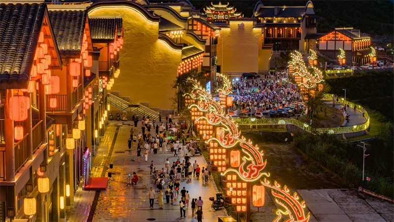 Επαρχ?α Χουμπ?ι: Η νυχτεριν? αγορ? ανθ?ζει με πλ?θο? κ?σμου