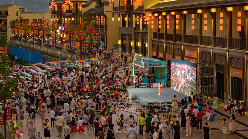 Επαρχ?α Χουμπ?ι: Η νυχτεριν? αγορ? ανθ?ζει με πλ?θο? κ?σμου