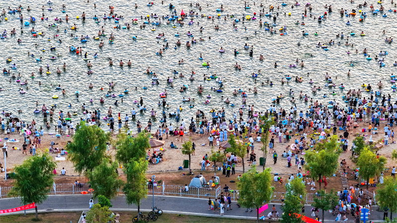 Επαρχ?α Τζιανγκσ?: ?Φυσικ?? κολυμβητ?ριο προσελκ?ει πλ?θο? κ?σμου