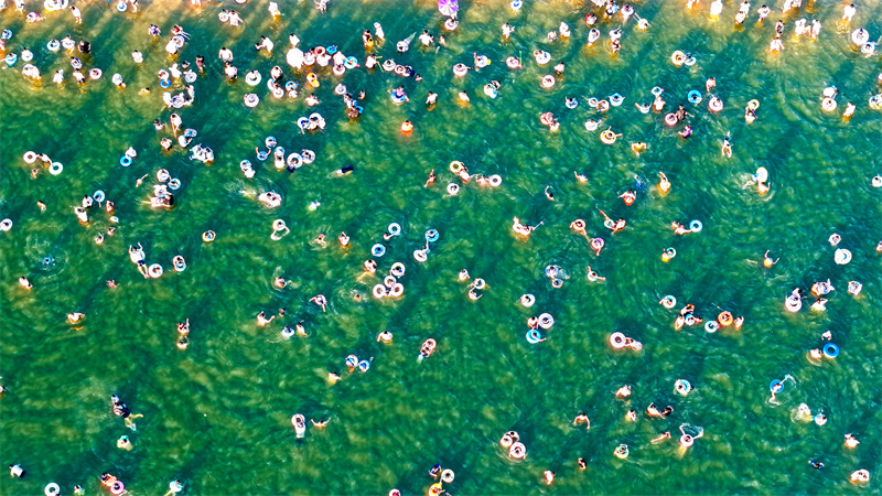 Επαρχ?α Τζιανγκσ?: ?Φυσικ?? κολυμβητ?ριο προσελκ?ει πλ?θο? κ?σμου