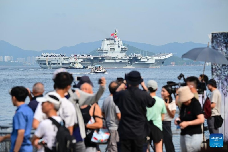 Ναυτικ?? στ?λο? με επικεφαλ?? το αεροπλανοφ?ρο Σαντ?νγκ φτ?νει στο Χονγκ Κονγκ