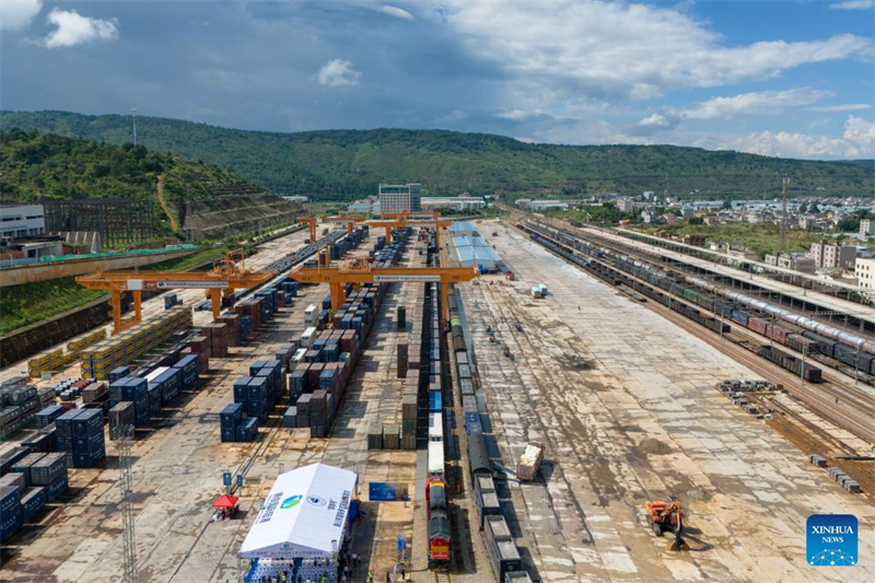 Το πρ?το τρ?νο τη? Διεθνο?? Πολυτροπικ?? Υπηρεσ?α? Μεταφορ?ν ?Τζενγκ Χε? που περιλαμβ?νει Θ?λασσα–Οδ?–Σιδηρ?δρομο αναχωρε? απ? την επαρχ?α Γιουν?ν