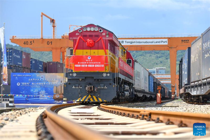 Φωτογραφ?α δε?χνει το πρ?το τρ?νο τη? Διεθνο?? Πολυτροπικ?? Υπηρεσ?α? Μεταφορ?ν ?Τζενγκ Χε? που περιλαμβ?νει Θ?λασσα–Οδ?–Σιδηρ?δρομο, να περιμ?νει για αναχ?ρηση στο Διεθν?? Χερσα?ο Λιμ?νι Τενγκτζο?ν στην π?λη Κουνμ?νγκ τη? επαρχ?α? Γιουν?ν, στι? 4 Ιουλ?ου του 2025. (Φωτογραφ?α / Xinhua)